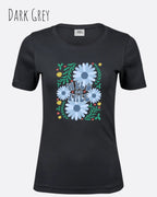 Das Bild zeigt das  Tee Jays Women's Interlock Tee mit Design Wild and Free in dark grey.