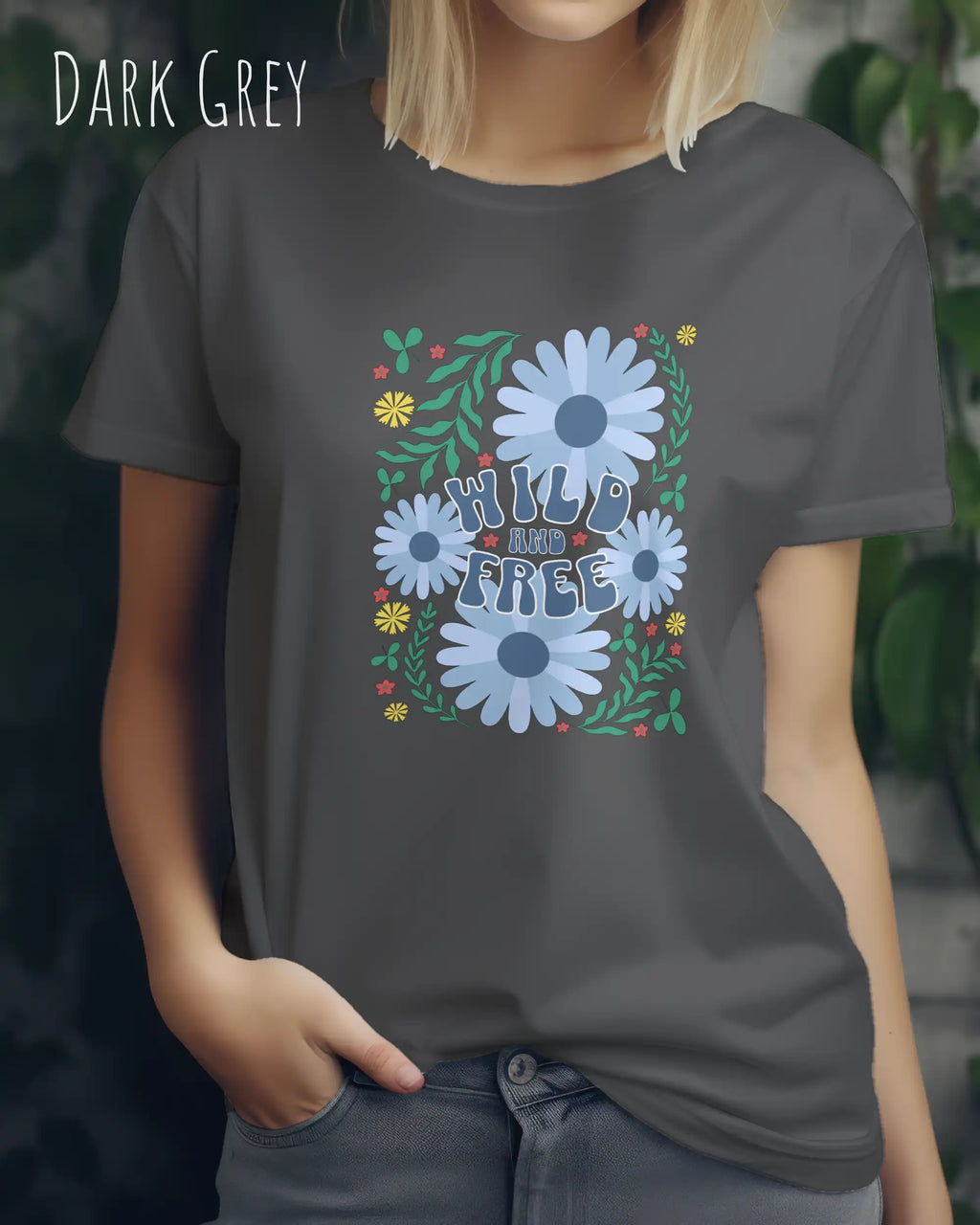 Eine Frau trägt ein T-Shirt mit dem Design Wild and free in der farbe Dark grey.