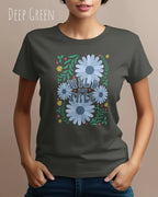 Eine Frau trägt ein T-Shirt mit dem Design Wild and free in der farbe deep green.