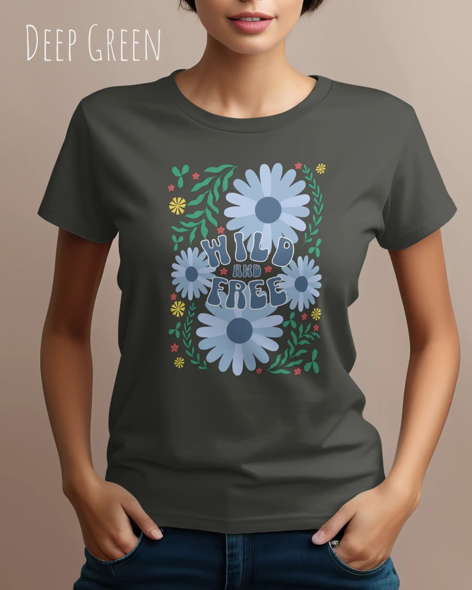 Eine Frau trägt ein T-Shirt mit dem Design Wild and free in der farbe deep green.