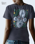 Eine Frau trägt ein T-Shirt mit dem backprint design Wild and free in der farbe navy.
