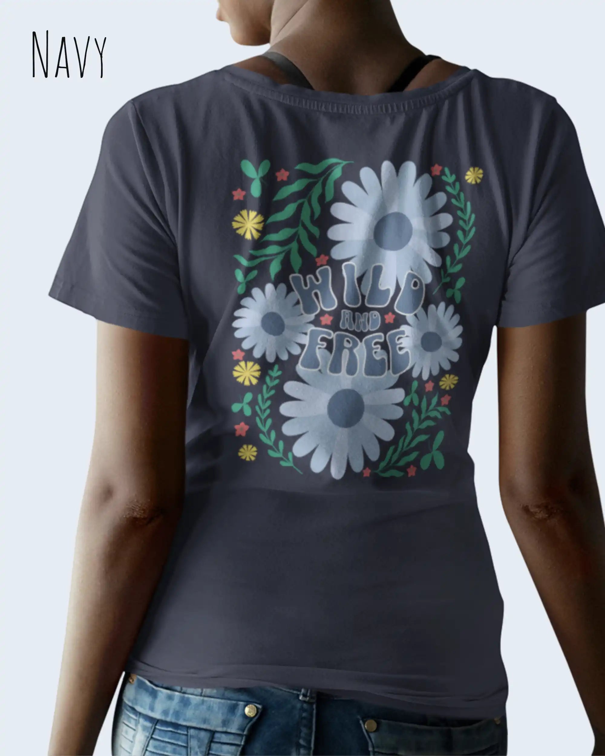 Eine Frau trägt ein T-Shirt mit dem backprint design Wild and free in der farbe navy.
