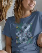 Eine Frau trägt ein T-Shirt mit dem Design Wild and free in der farbe Ocean Blue.