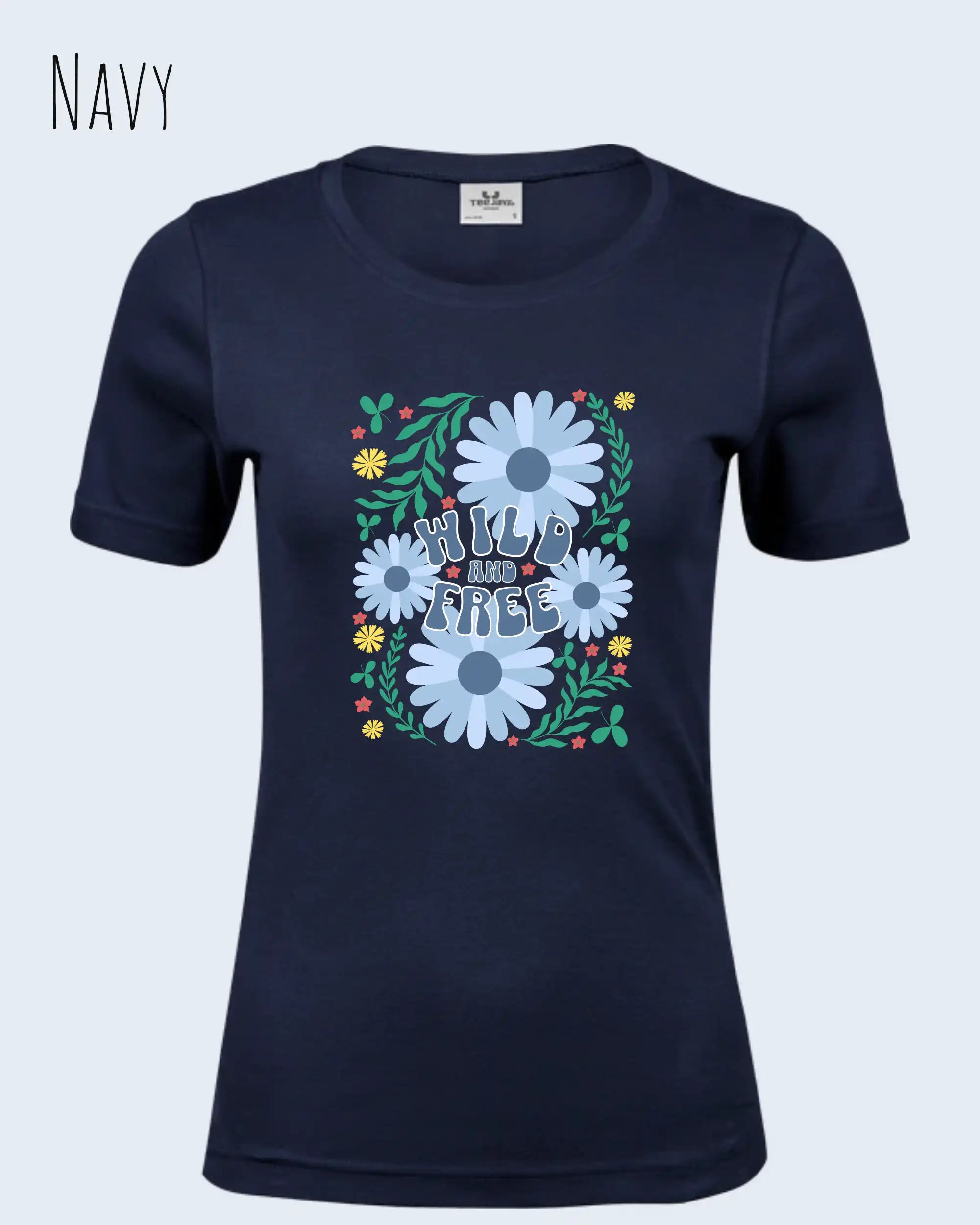 Das Bild zeigt das  Tee Jays Women's Interlock Tee mit Design Wild and Free in der farbe navy