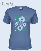 Das Bild zeigt das  Tee Jays Women's Interlock Tee mit Design Wild and Free in ocean blue,