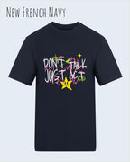 Das Bild zeigt das Baumwolle Unisex T-Shirt AWDis 150 T in der Farbe NEW FRENCH NAVY mit dem STATEMENT Design DON’T TALK JUST ACT