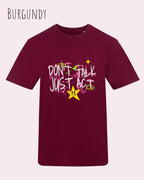 Das Bild zeigt das Baumwolle Unisex T-Shirt AWDis 150 T in der Farbe BURGUNDY mit dem STATEMENT Design DON’T TALK JUST ACT