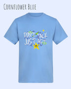 Das Bild zeigt das Baumwolle Unisex T-Shirt AWDis 150 T in der Farbe CORNFLOWER BLUE mit dem STATEMENT Design DON’T TALK JUST ACT