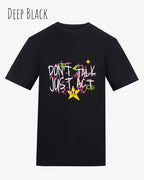 Das Bild zeigt das Baumwolle Unisex T-Shirt AWDis 150 T in der Farbe DEEP BLACK mit dem STATEMENT Design DON’T TALK JUST ACT