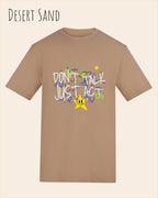 Das Bild zeigt das Baumwolle Unisex T-Shirt AWDis 150 T in der Farbe DESERT SAND mit dem STATEMENT Design DON’T TALK JUST ACT