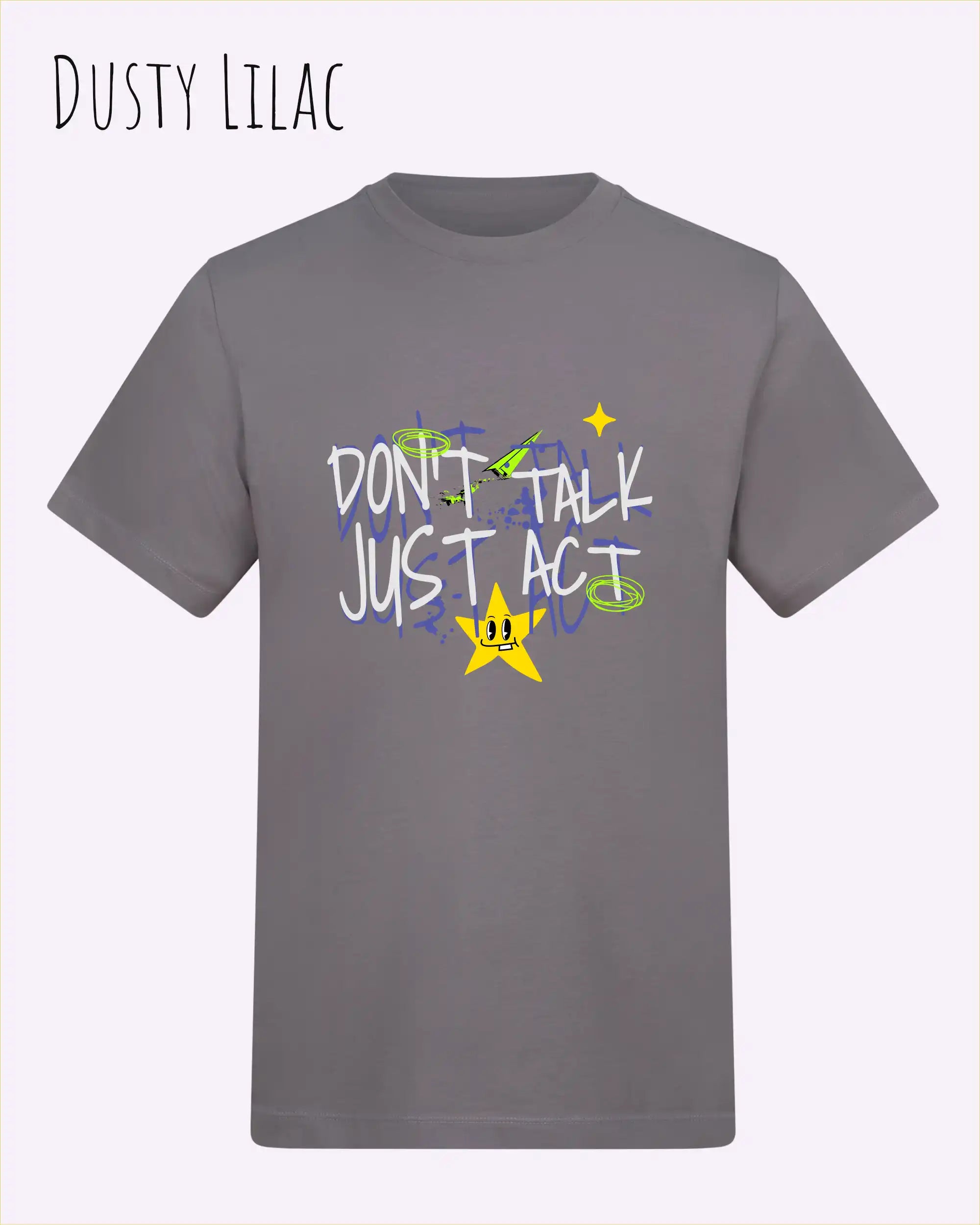 Das Bild zeigt das Baumwolle Unisex T-Shirt AWDis 150 T in der Farbe DUSTY LILAC mit dem STATEMENT Design DON’T TALK JUST ACT