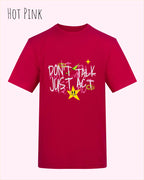 Das Bild zeigt das Baumwolle Unisex T-Shirt AWDis 150 T in der Farbe HOT PINK mit dem STATEMENT Design DON’T TALK JUST ACT