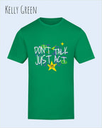 Das Bild zeigt das Baumwolle Unisex T-Shirt AWDis 150 T in der Farbe KELLY GREEN mit dem STATEMENT Design DON’T TALK JUST ACT