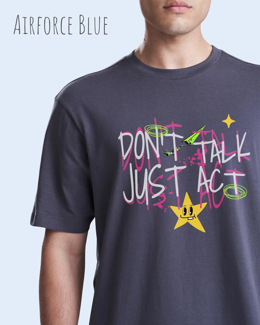 Ein Mann trägt das Baumwolle Unisex T-Shirt AWDis 150 T in der Farbe AIRFORCE BLUE mit dem STATEMENT Design DON’T TALK JUST ACT 