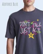 Ein Mann trägt das Baumwolle Unisex T-Shirt AWDis 150 T in der Farbe AIRFORCE BLUE mit dem STATEMENT Design DON’T TALK JUST ACT 