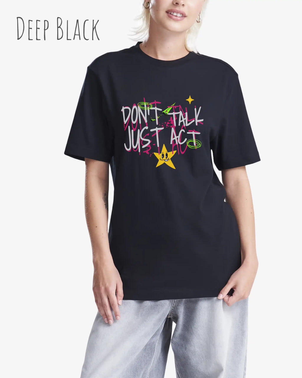 Blonde Frau trägt das Baumwolle Unisex T-Shirt AWDis 150 T in der Farbe DEEP BLACK mit dem STATEMENT Design DON’T TALK JUST ACT