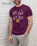 Ein Mann trägt das Baumwolle Unisex T-Shirt AWDis 150 T in der Farbe BURGUND mit dem STATEMENT Design DON’T TALK JUST ACT 
