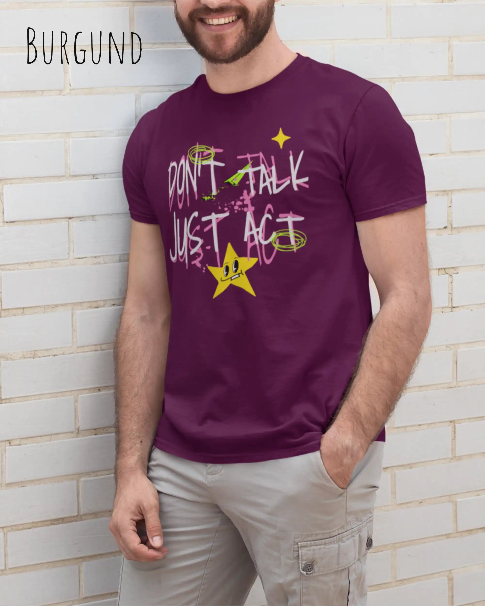 Ein Mann trägt das Baumwolle Unisex T-Shirt AWDis 150 T in der Farbe BURGUND mit dem STATEMENT Design DON’T TALK JUST ACT 
