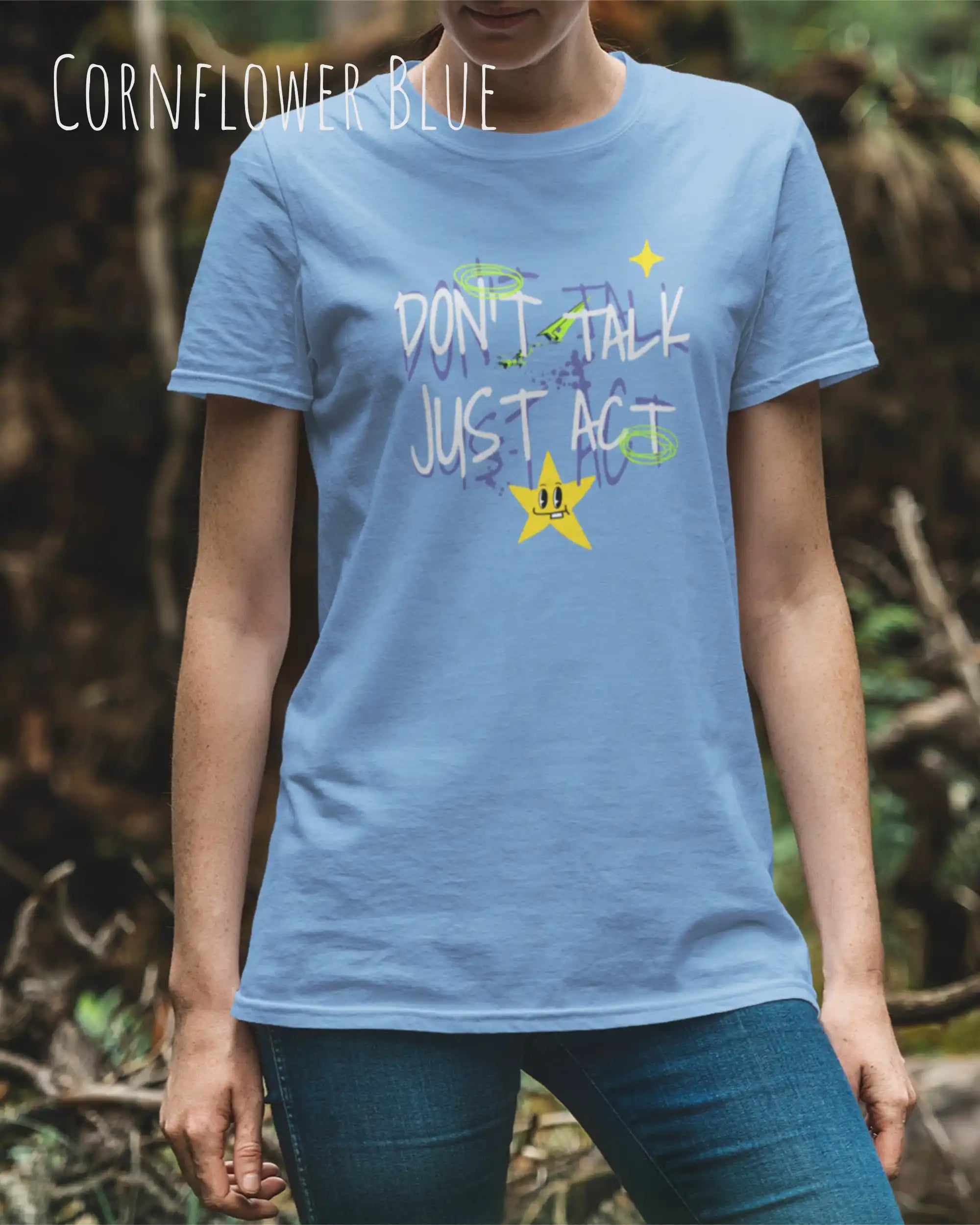 Eine Frau trägt das Baumwolle Unisex T-Shirt AWDis 150 T in der Farbe CORNFLOWER BLUE mit dem STATEMENT Design DON’T TALK JUST ACT 