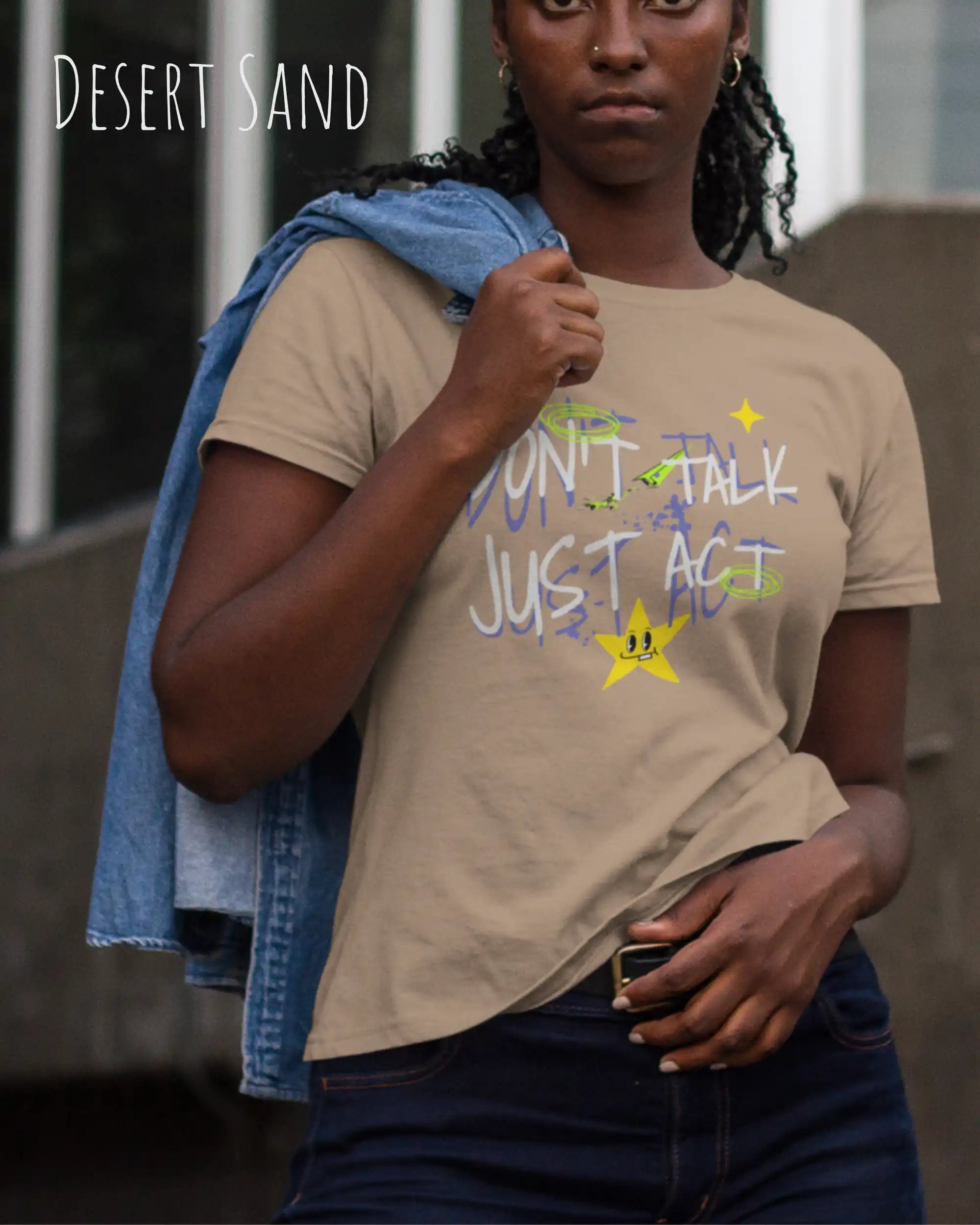 Eine Frau trägt das Baumwolle Unisex T-Shirt AWDis 150 T in der Farbe DESERT SAND mit dem STATEMENT Design DON’T TALK JUST ACT 
