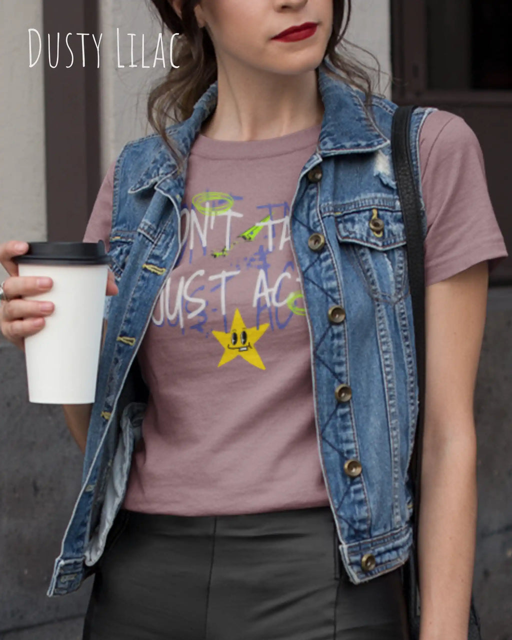 Eine Frau trägt das Baumwolle Unisex T-Shirt AWDis 150 T in der Farbe DUSTY LILAC mit dem STATEMENT Design DON’T TALK JUST ACT 
