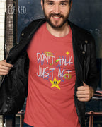 Ein Mann trägt das Baumwolle Unisex T-Shirt AWDis 150 T in der Farbe FIRE RED mit dem STATEMENT Design DON’T TALK JUST ACT 
