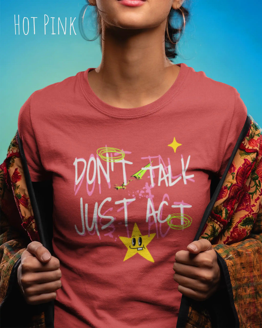Eine Frau trägt das Baumwolle Unisex T-Shirt AWDis 150 T in der Farbe HOT PINK mit dem STATEMENT Design DON’T TALK JUST ACT 
