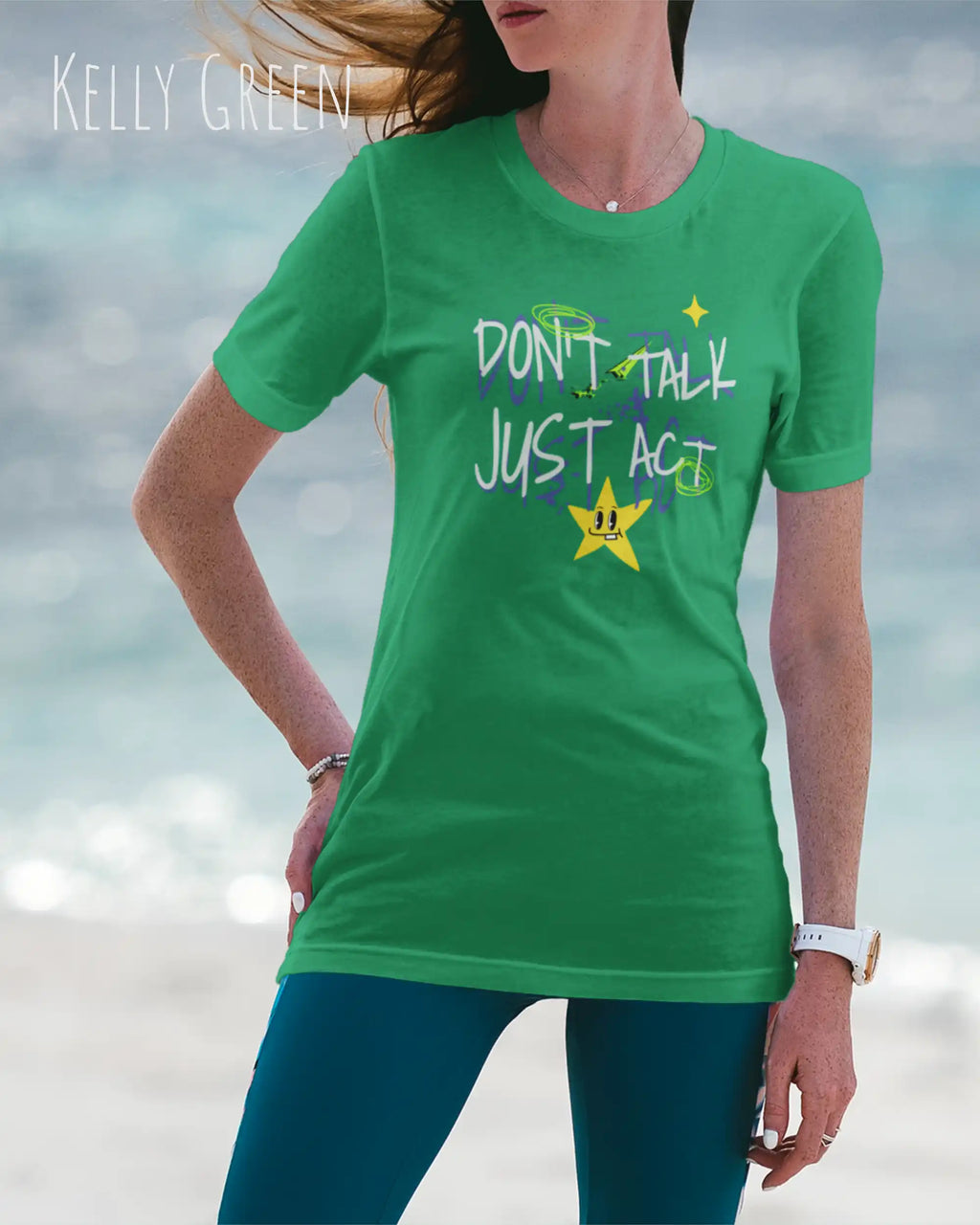 Eine Frau trägt das Baumwolle Unisex T-Shirt AWDis 150 T in der Farbe KELLY GREEN mit dem STATEMENT Design DON’T TALK JUST ACT 