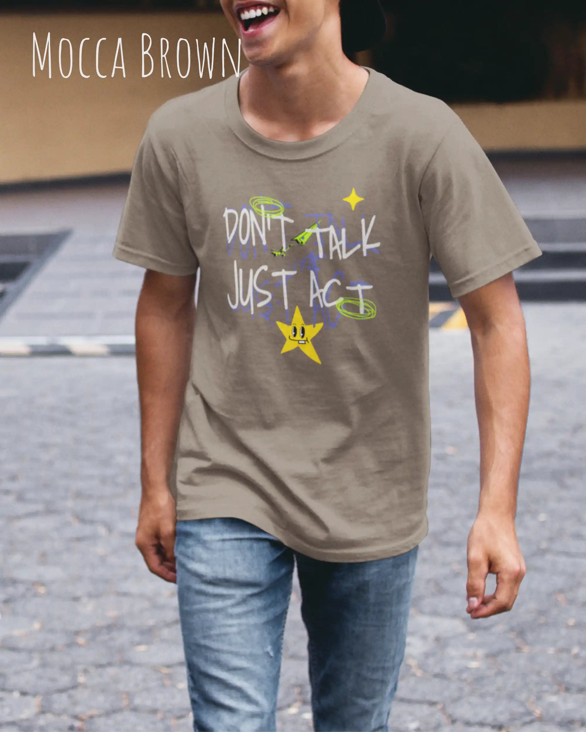 Ein Mann trägt das Baumwolle Unisex T-Shirt AWDis 150 T in der Farbe MOCCA BROWN mit dem STATEMENT Design DON’T TALK JUST ACT 
