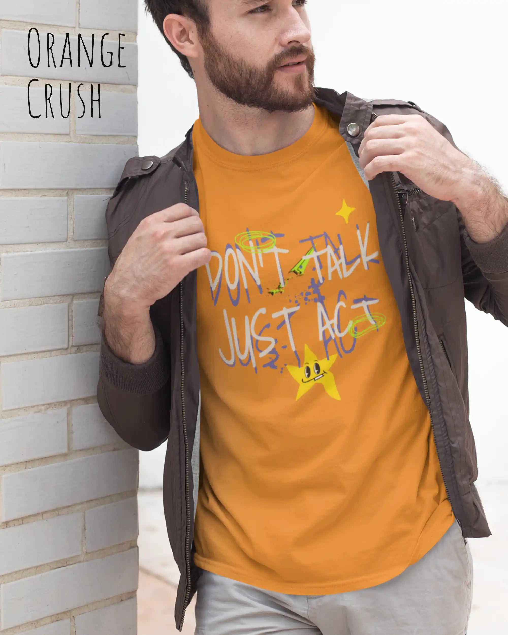 Ein Mann trägt das Baumwolle Unisex T-Shirt AWDis 150 T in der Farbe ORANGE CRUSH mit dem STATEMENT Design DON’T TALK JUST ACT 
