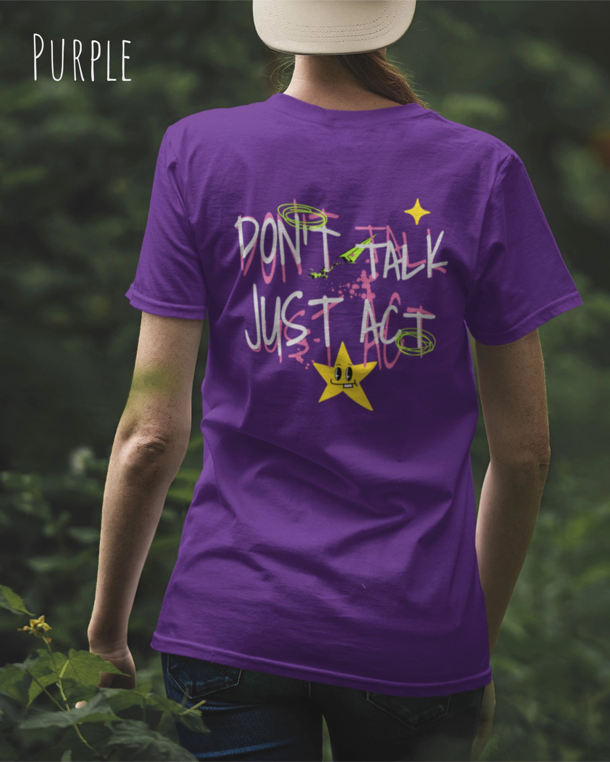 Eine Frau trägt das Baumwolle Unisex T-Shirt AWDis 150 T in der Farbe PURPLE mit dem STATEMENT Design DON’T TALK JUST ACT AUF DEM RÜCKEN