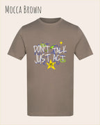Das Bild zeigt das Baumwolle Unisex T-Shirt AWDis 150 T in der Farbe MOCCA BROWN mit dem STATEMENT Design DON’T TALK JUST ACT