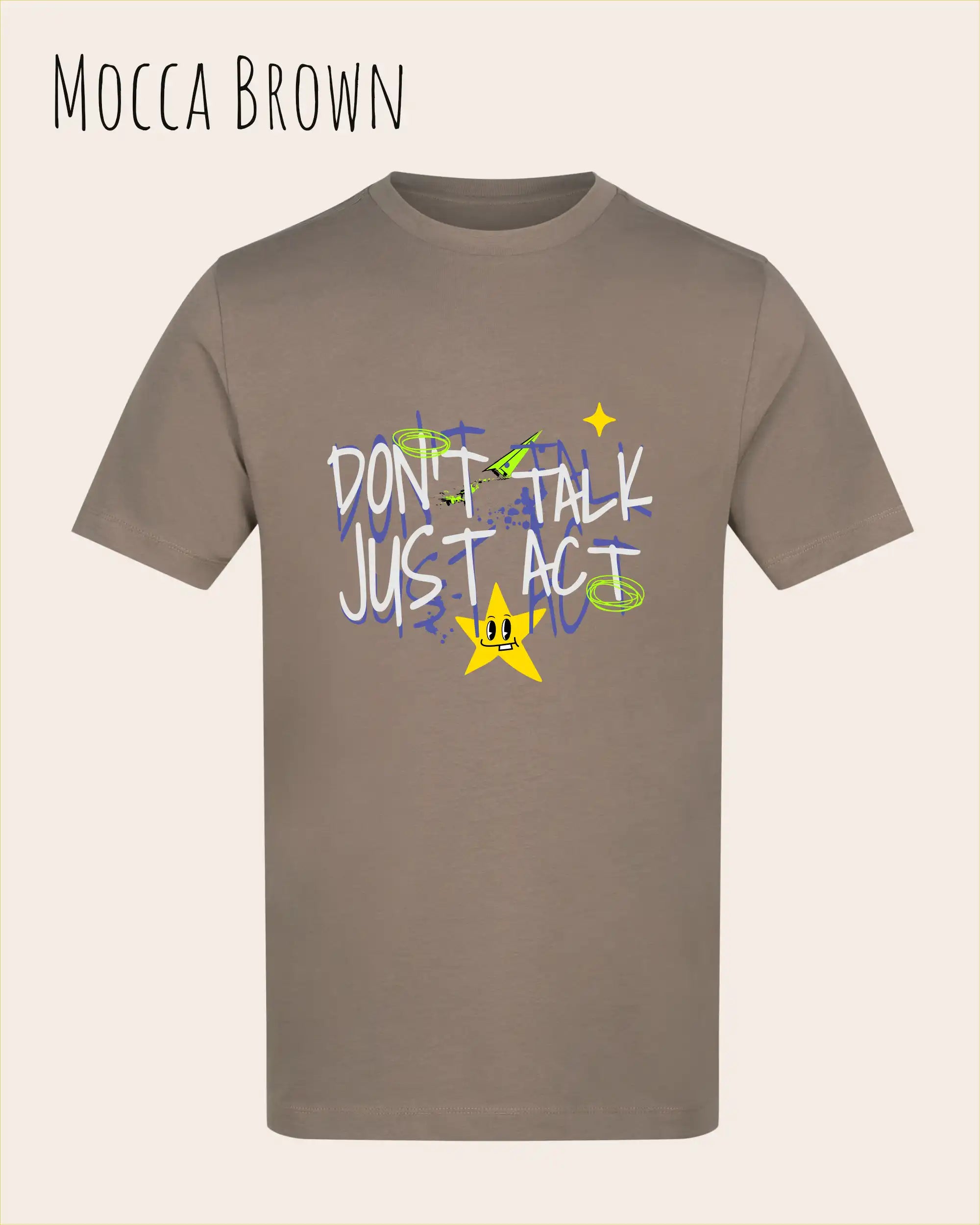 Das Bild zeigt das Baumwolle Unisex T-Shirt AWDis 150 T in der Farbe MOCCA BROWN mit dem STATEMENT Design DON’T TALK JUST ACT