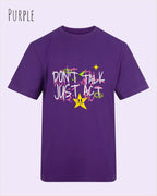 Das Bild zeigt das Baumwolle Unisex T-Shirt AWDis 150 T in der Farbe PURPLE mit dem STATEMENT Design DON’T TALK JUST ACT