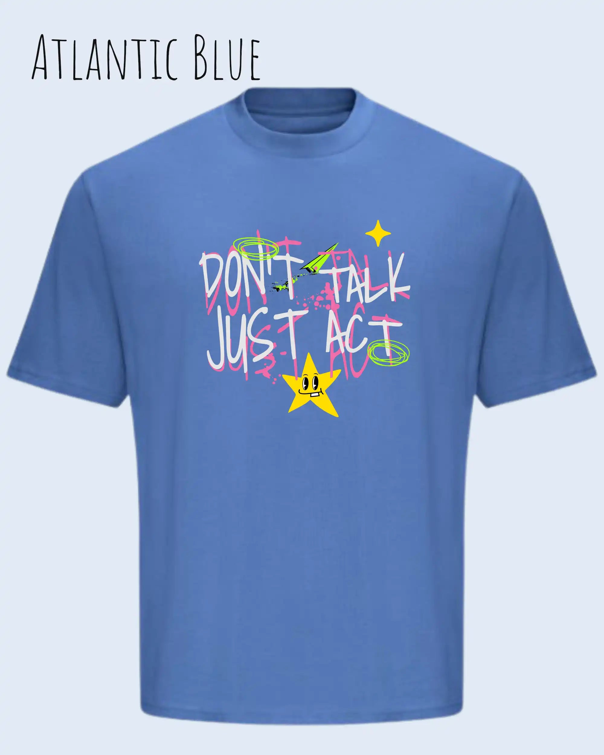 Das Bild zeigt das Heavyweight Oversized T-Shirt AWDis 240 T in der Farbe ATLANTIC BLUE mit dem STATEMENT Design DON’T TALK JUST ACT