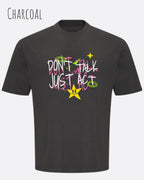 Das Bild zeigt das Heavyweight Oversized T-Shirt AWDis 240 T in der Farbe CHARCOAL mit dem STATEMENT Design DON’T TALK JUST ACT