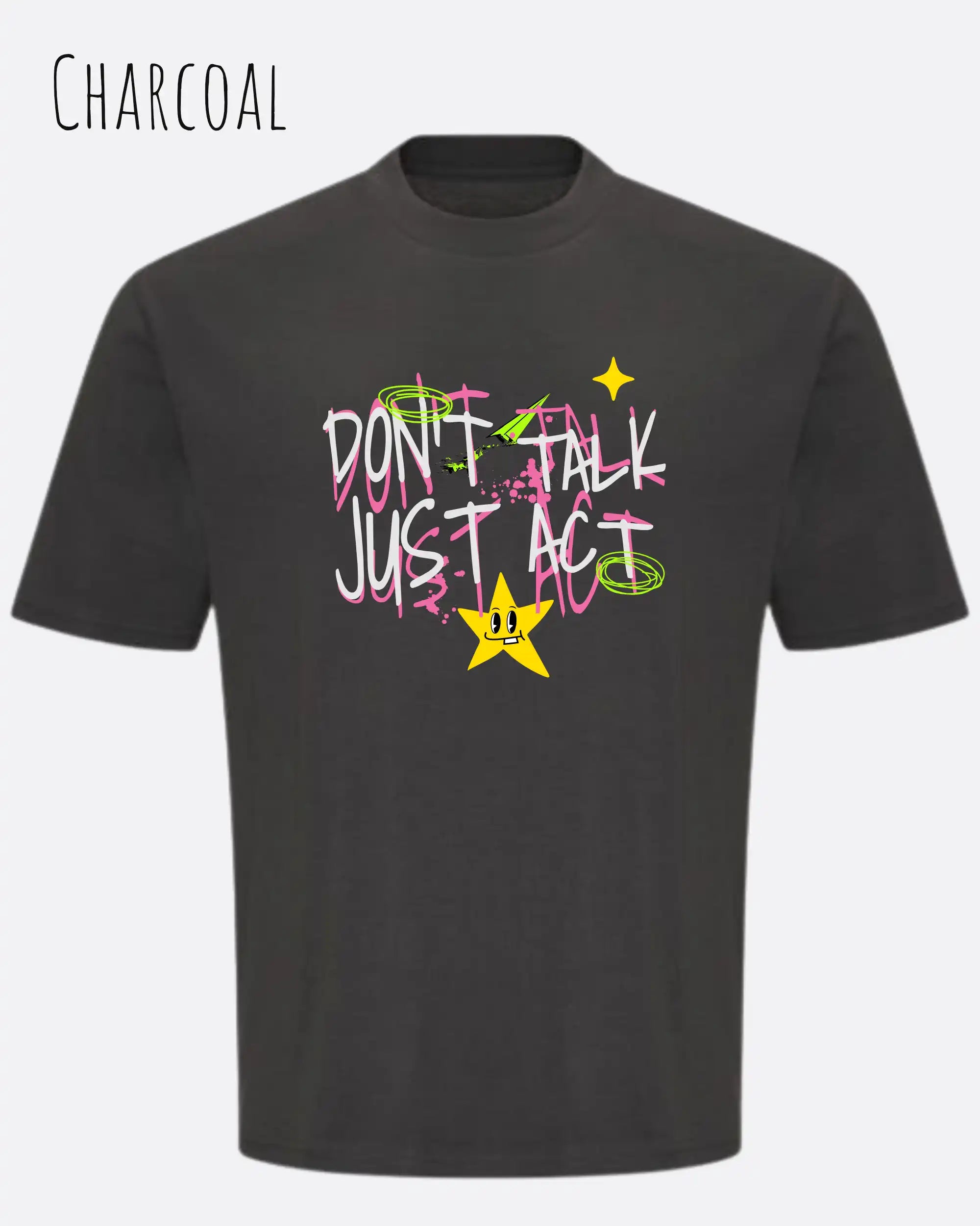 Das Bild zeigt das Heavyweight Oversized T-Shirt AWDis 240 T in der Farbe CHARCOAL mit dem STATEMENT Design DON’T TALK JUST ACT