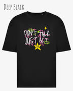 Das Bild zeigt das Heavyweight Oversized T-Shirt AWDis 240 T in der Farbe DEEP BLACK mit dem STATEMENT Design DON’T TALK JUST ACT