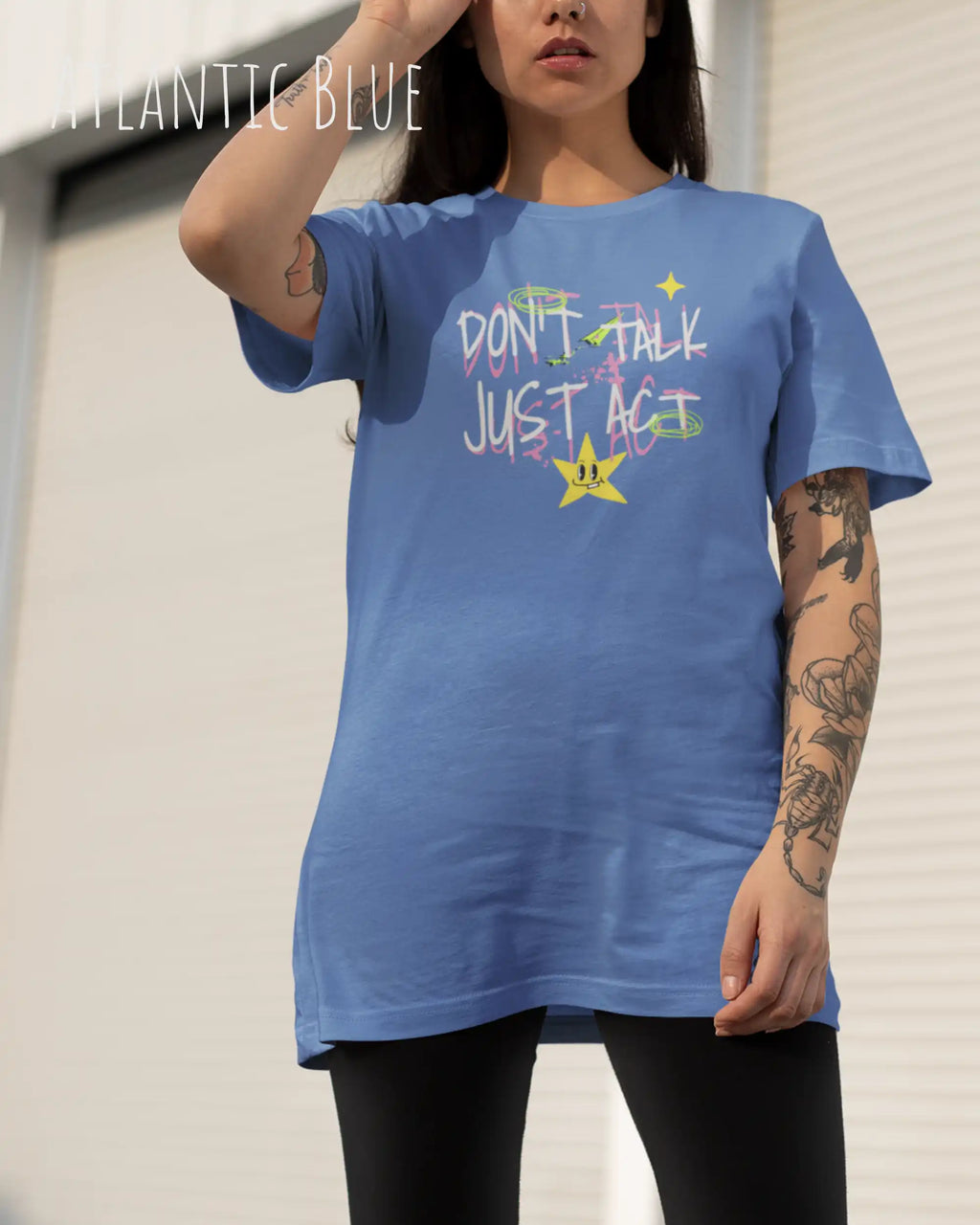 FRAUträgt das Heavyweight Oversized T-Shirt AWDis 240 T in der Farbe ATLANTIC BLUE mit dem STATEMENT Design DON’T TALK JUST ACT