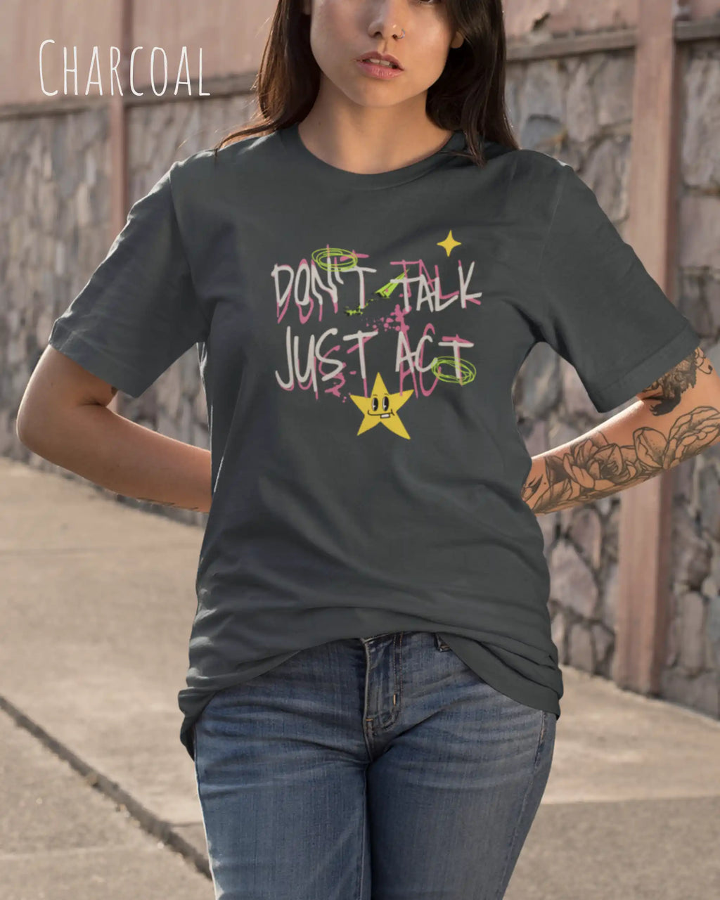 FRAU trägt das Heavyweight Oversized T-Shirt AWDis 240 T in der Farbe CHARCOAL mit dem STATEMENT Design DON’T TALK JUST ACT