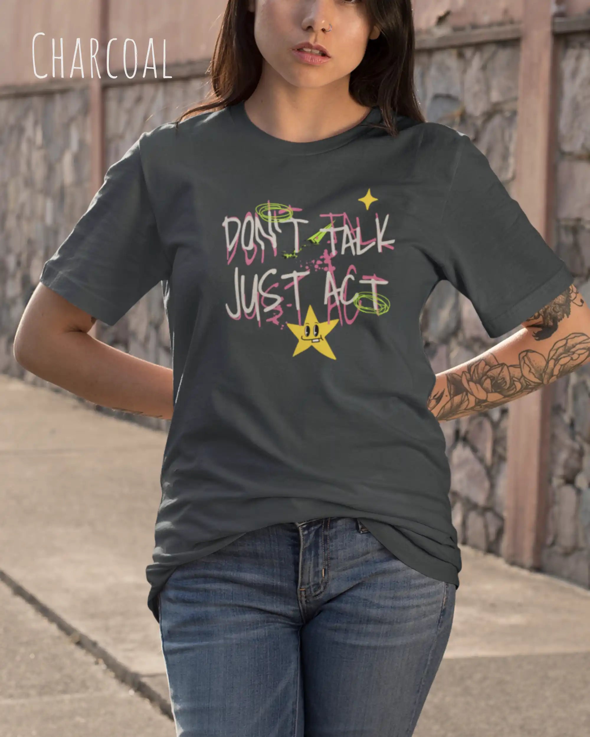 FRAU trägt das Heavyweight Oversized T-Shirt AWDis 240 T in der Farbe CHARCOAL mit dem STATEMENT Design DON’T TALK JUST ACT