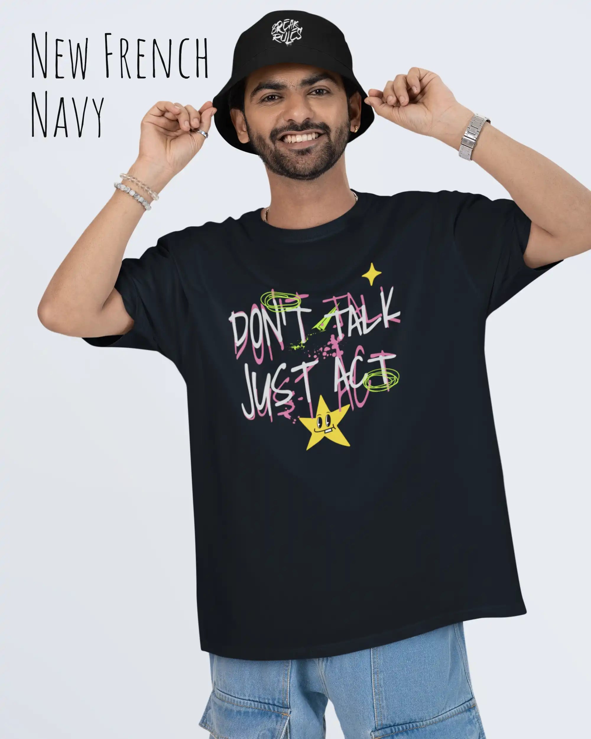 Ein Mann trägt das Heavyweight Oversized T-Shirt AWDis 240 T in der Farbe NEW FRENCH NAVY mit dem STATEMENT Design DON’T TALK JUST ACT