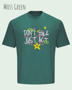 Das Bild zeigt das Heavyweight Oversized T-Shirt AWDis 240 T in der Farbe MOSS GREEN mit dem STATEMENT Design DON’T TALK JUST ACT