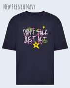 Das Bild zeigt das Heavyweight Oversized T-Shirt AWDis 240 T in der Farbe NEW FRENCH NAVY mit dem STATEMENT Design DON’T TALK JUST ACT