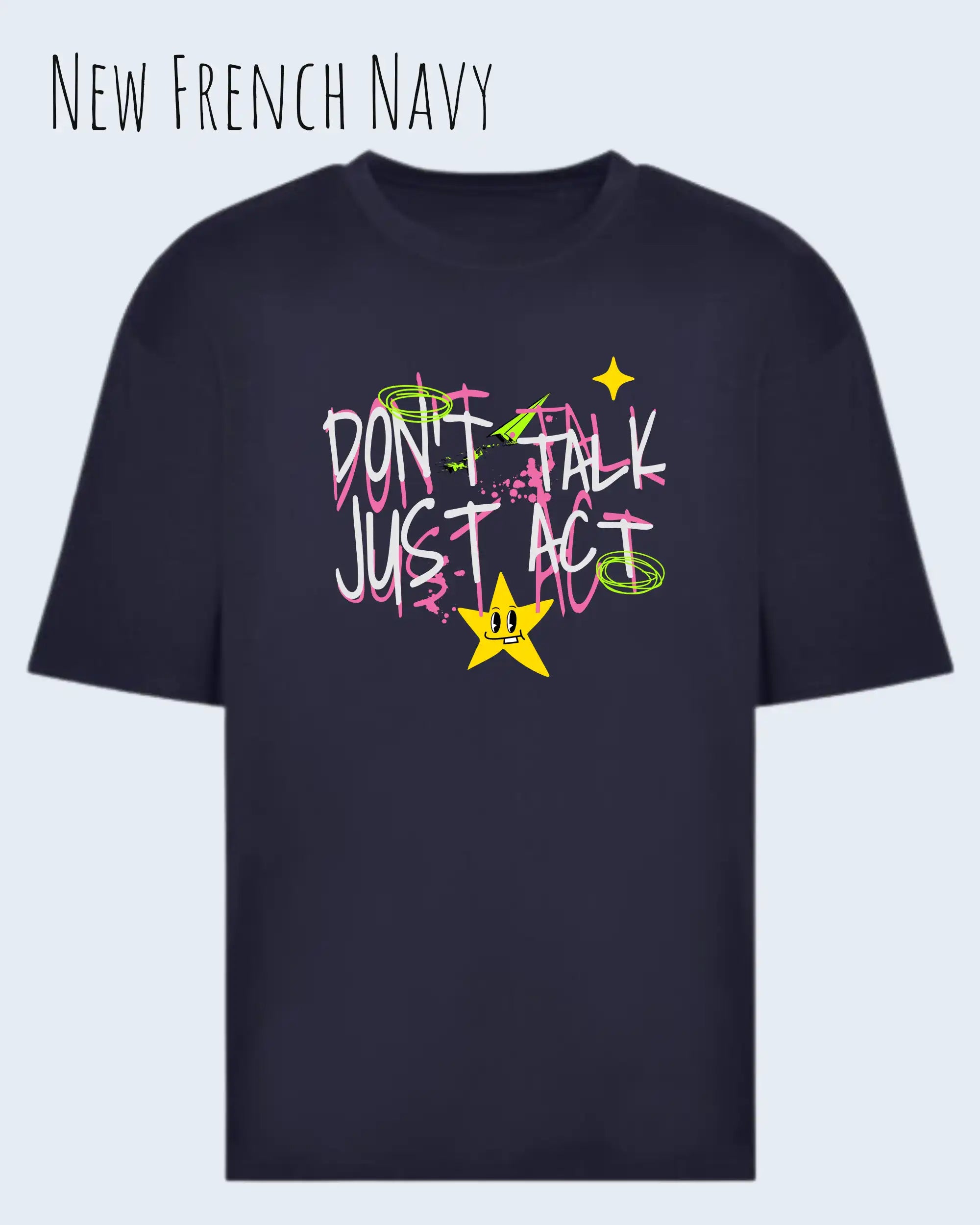 Das Bild zeigt das Heavyweight Oversized T-Shirt AWDis 240 T in der Farbe NEW FRENCH NAVY mit dem STATEMENT Design DON’T TALK JUST ACT