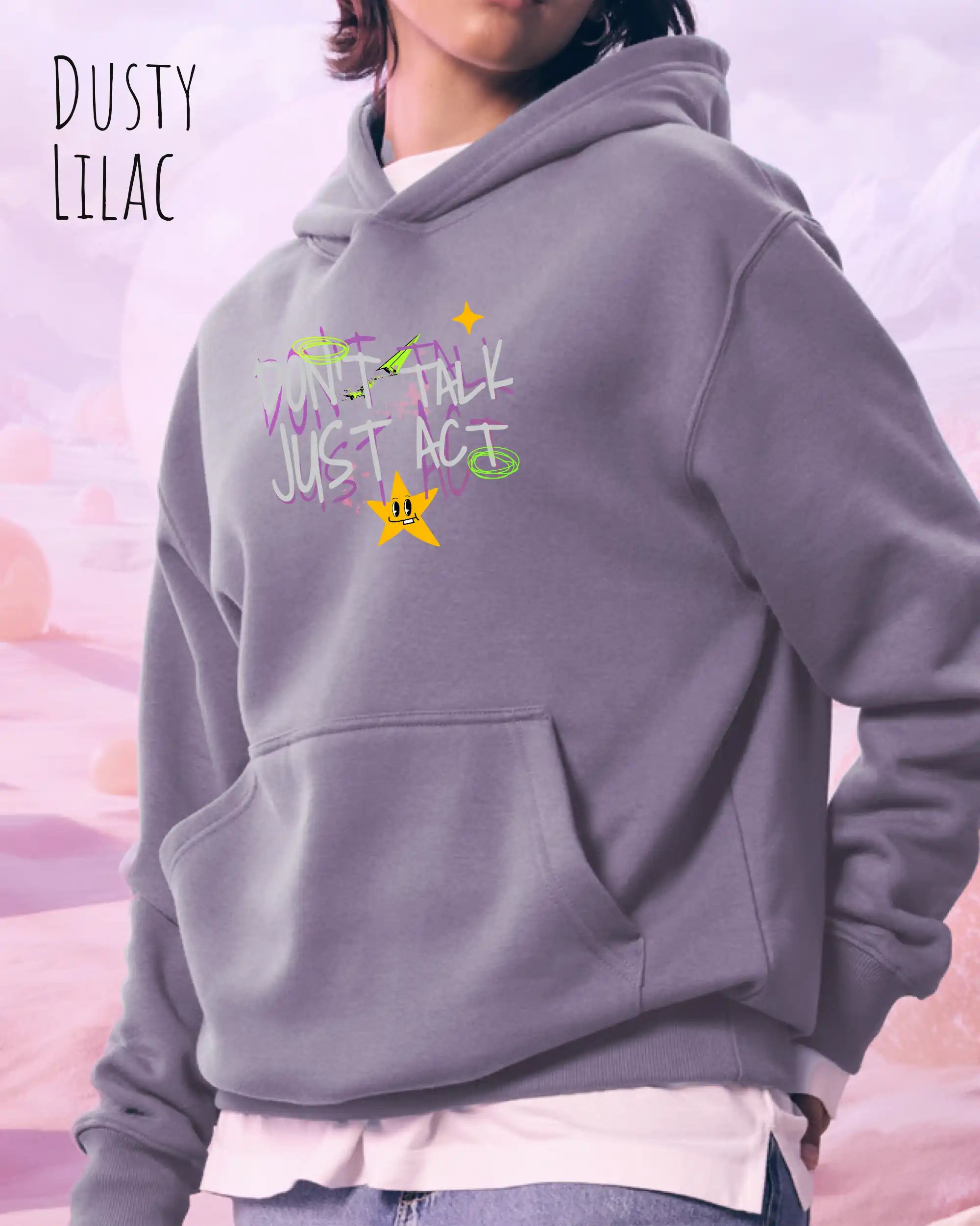 Eine Frau trägt den oversized design hoodie AWDis Just Hoods Vision JH111 in dusty lilac