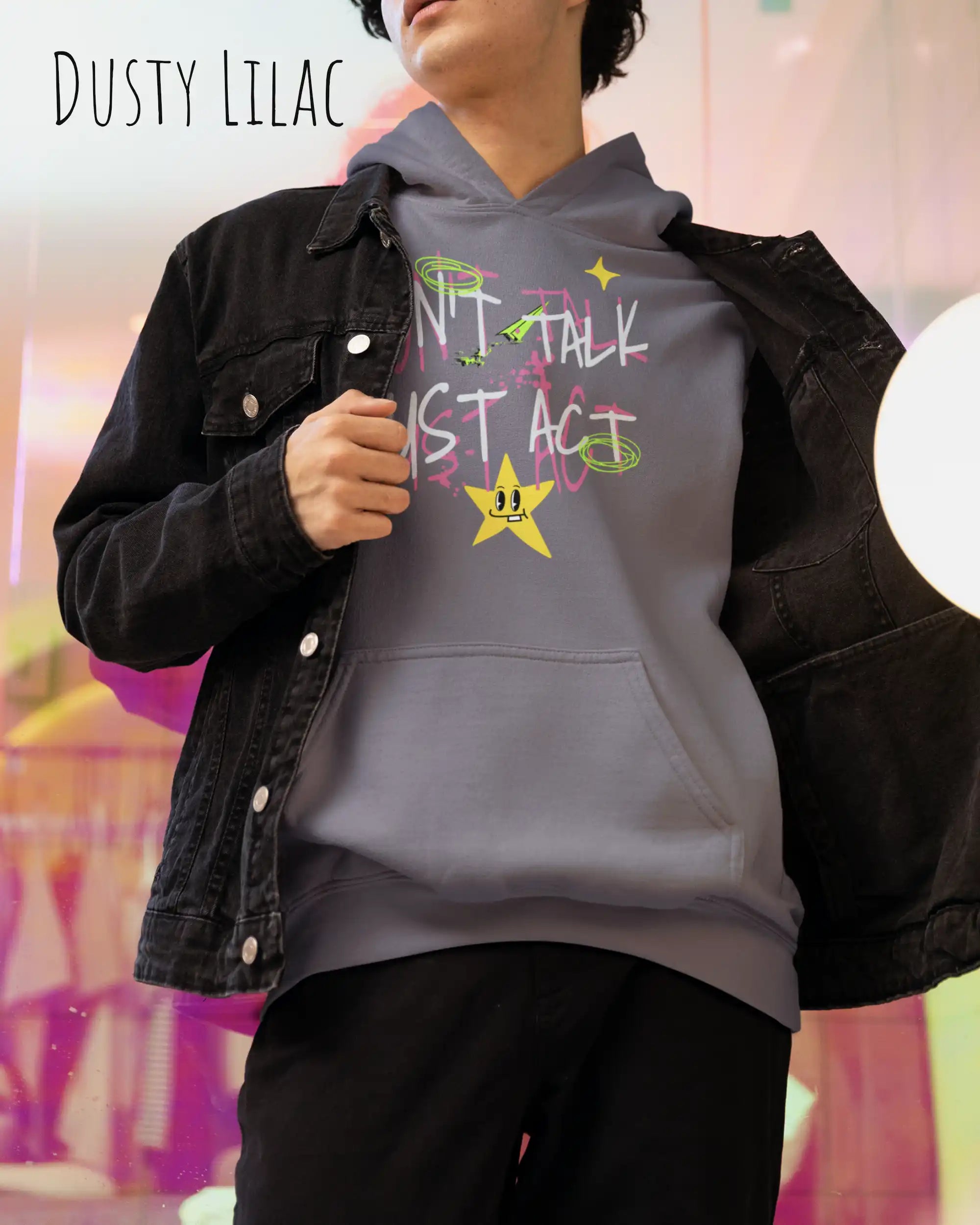 Ein Mann trägt einen oversized design hoodie in der farbe dusty lilac mit dem statement don't talk just act.