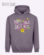 Die Abbildung zeigt den oversized design hoodie AWDis Just Hoods Vision JH111 in dusty lilac mit dem statement don't talk just act.