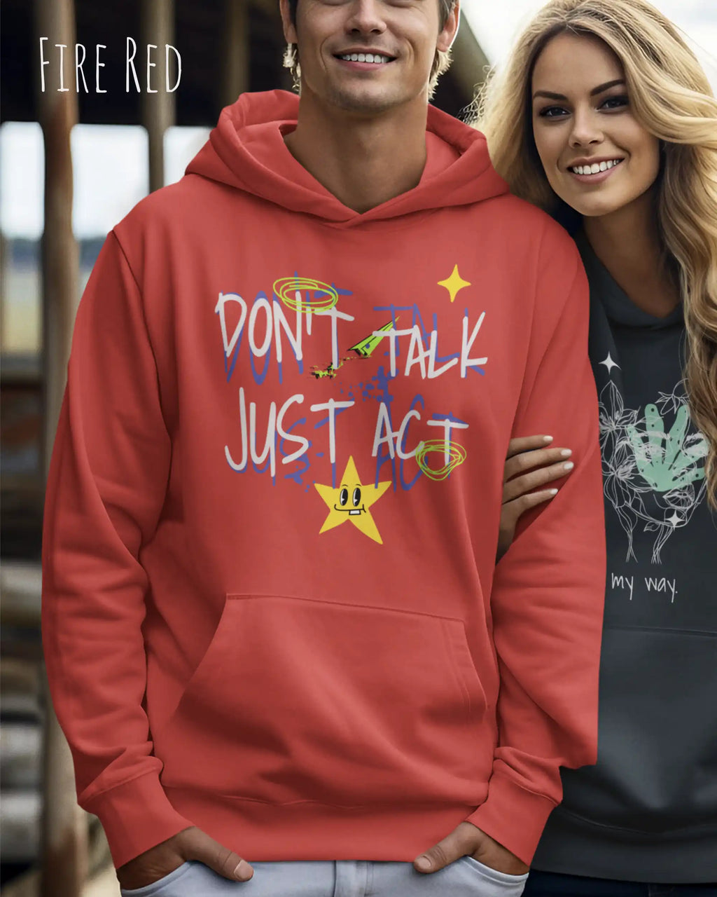 Ein Mann trägt einen oversized design hoodie in der farbe fire red mit dem statement don't talk just act.