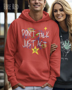Ein Mann trägt einen oversized design hoodie in der farbe fire red mit dem statement don't talk just act.